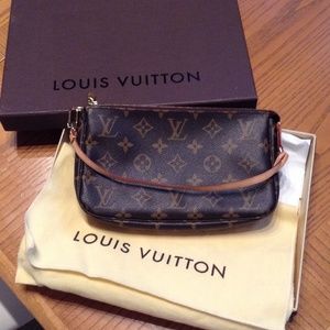 Louis Vuitton Pochette Monogram Zippy Wallet